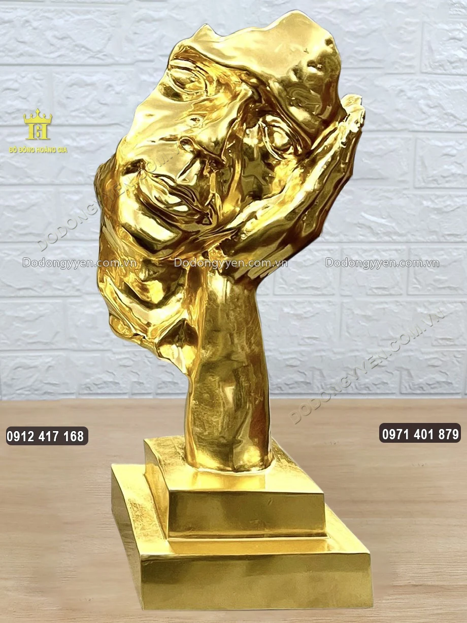 Bức tượng không nghe